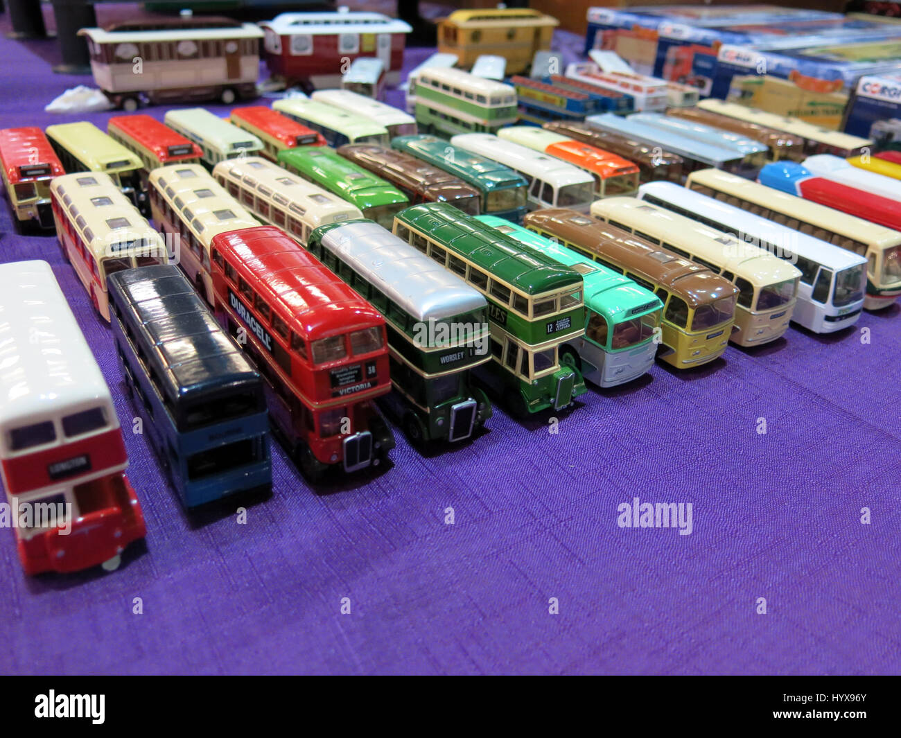 Reihen von Spielzeug Modell Doppel-Decker Busse und Reisebusse auf dem Display auf einem Vintage Toy Fair an Bad & West Showground, Somerset, England Stockfoto