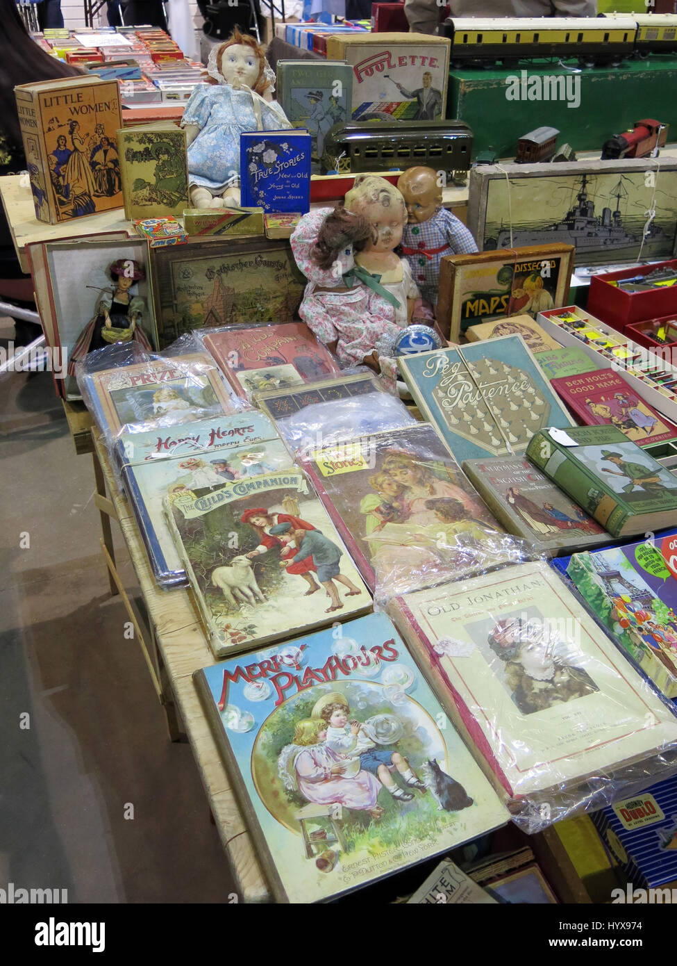 Eine Auswahl an seltenen und sammelbare Kinderbücher zum Verkauf auf einem Vintage Toy Fair an Bad & West Showground, Somerset, England Stockfoto