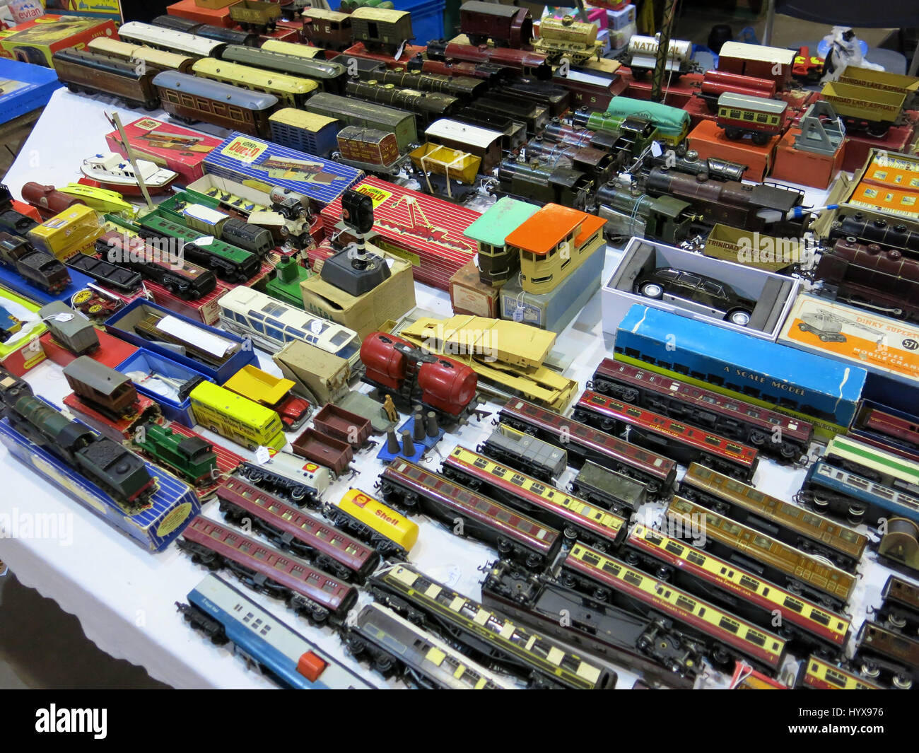 Verschiedene Modell rollendem Eisenbahnmaterial und Zubehör auf einem Vintage Toy Fair an Bad & West Showground, Somerset, England Stockfoto