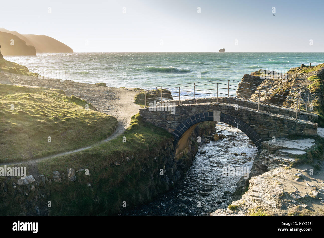 Die Sonne unten an der Küste von Cornwall von St. Agnes, Travellas Coombe, England, UK Stockfoto