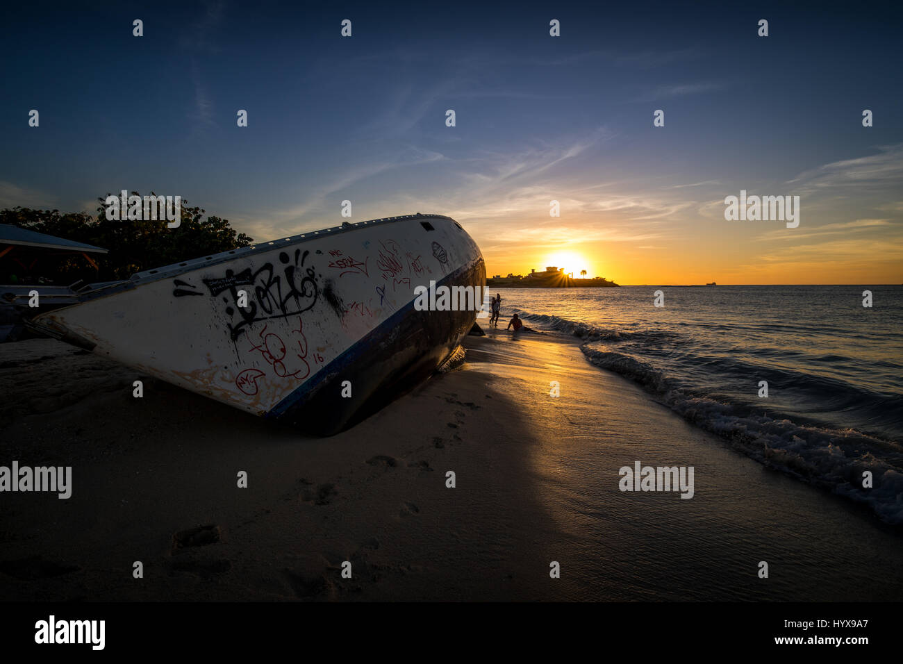 Dies ist eine Schiffbrüchige Segelboot entlang des Strandes in Dickenson Bay.   Es schien ein beliebter Ort für die Kinder zum spielen Stockfoto