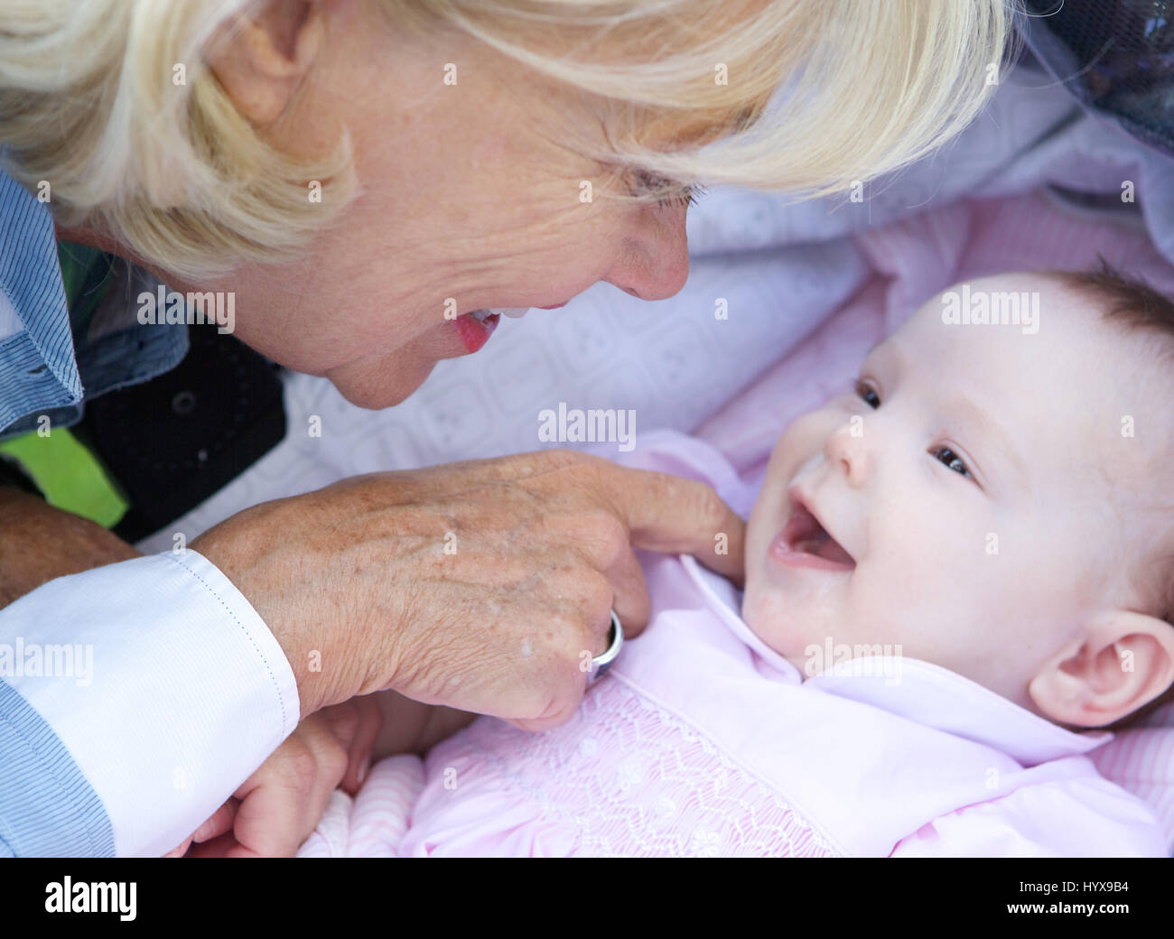 Porträt der Großmutter glücklich lächelnd mit Babymädchen Nahaufnahme Stockfoto