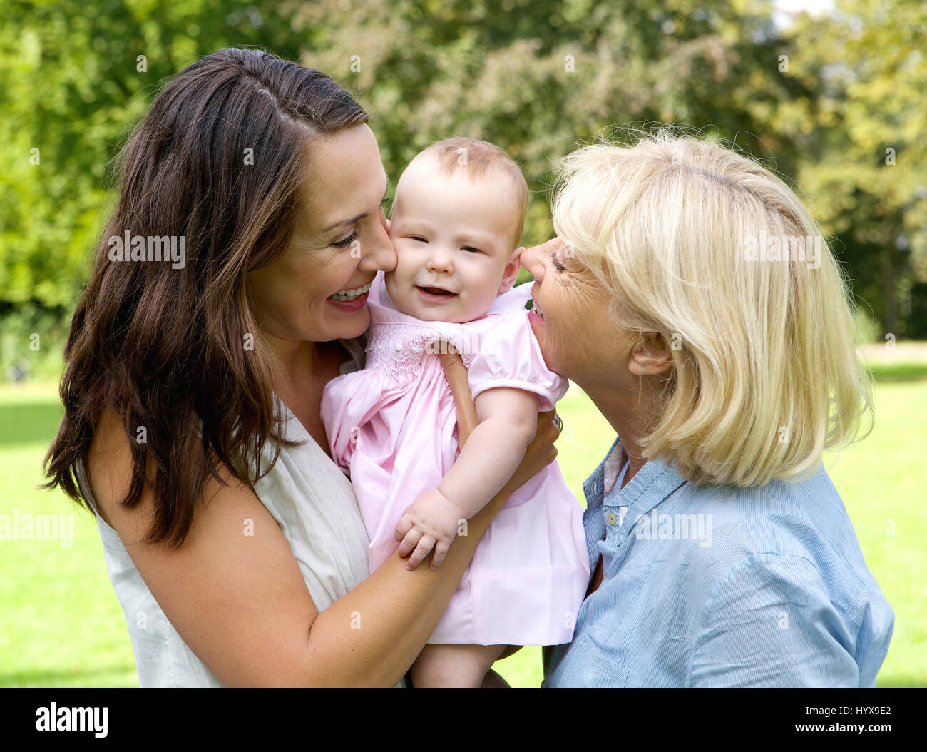 Nahaufnahme Portrait eine glückliche Mutter mit Kind und Oma im freien Stockfoto
