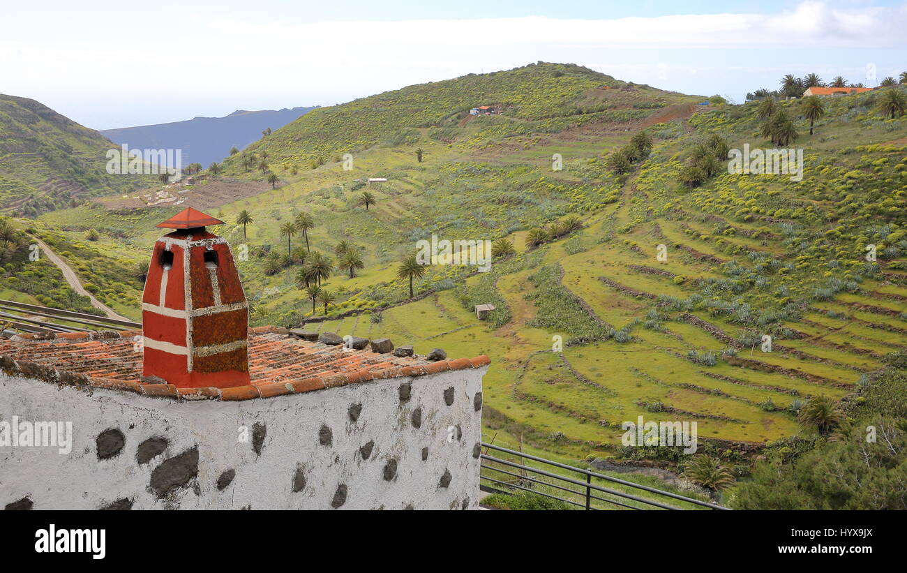 CHIPUDE, LA GOMERA, Spanien: Grüne Landschaft und Terrassenfelder von Chipude mit einem traditionellen Haus im Vordergrund Stockfoto