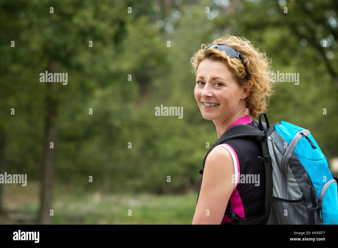 Portrait einer älteren Frau, Wandern im Wald hautnah Stockfoto