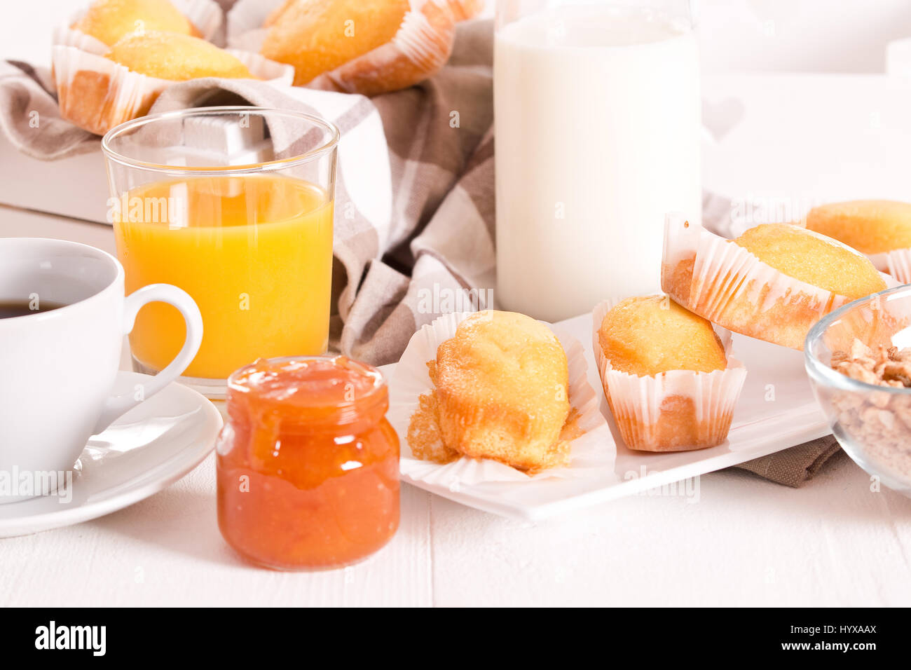 Frühstück mit Plumcake. Stockfoto