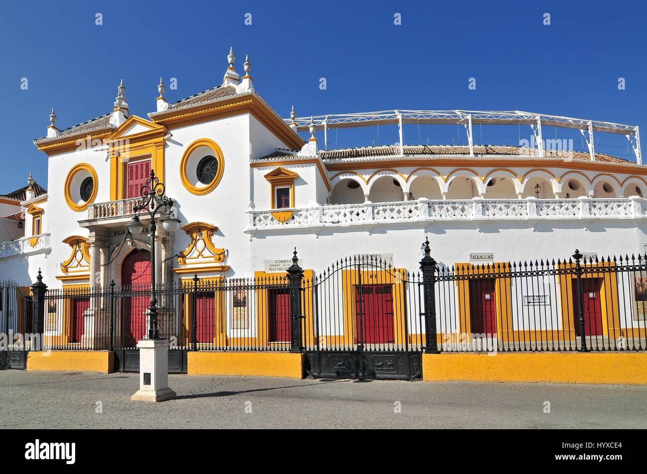 Spanien, Andalusien, Sevilla, Plaza de Toros De La Real Maestranza de Caballeria de Sevilla, die barocke Fassade der Stierkampfarena Stockfoto