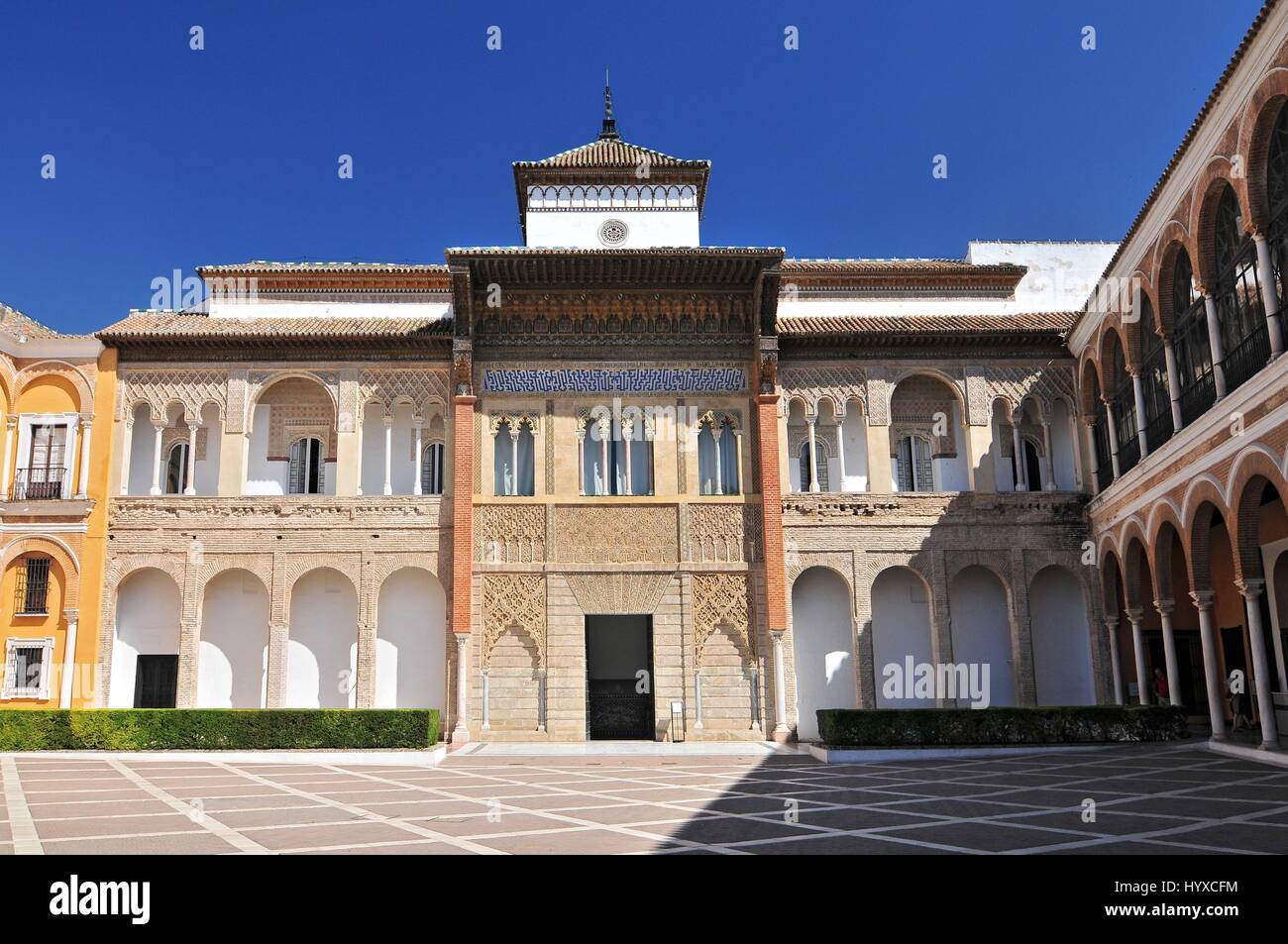 König Peter Palast aus dem Patio De La Monteria von Alcázar Palast, Sevilla, Andalusien, Spanien Stockfoto