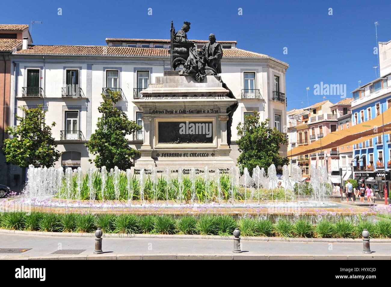 Denkmal für Isabel La Católica und Cristobal Colon gegen Bankgebäude von Granada. Denkmal ist Mariano Benlliure. Spanien Stockfoto