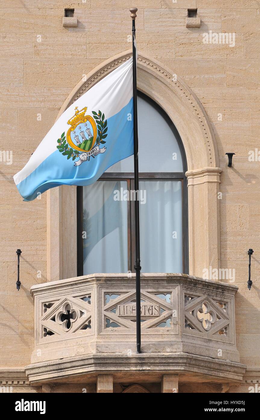 San Marino Flagge vor dem Balkon Palazzo Pubblico, das Rathaus und offizielle Regierungsgebäude in der Hauptstadt San Marino Stockfoto