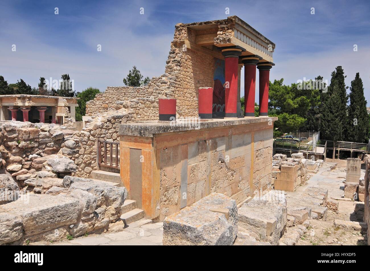 Teilansicht der minoische Palast von Knossos mit charakteristischen Säulen und ein Fresko eines Stiers hinter. Kreta, Griechenland Stockfoto