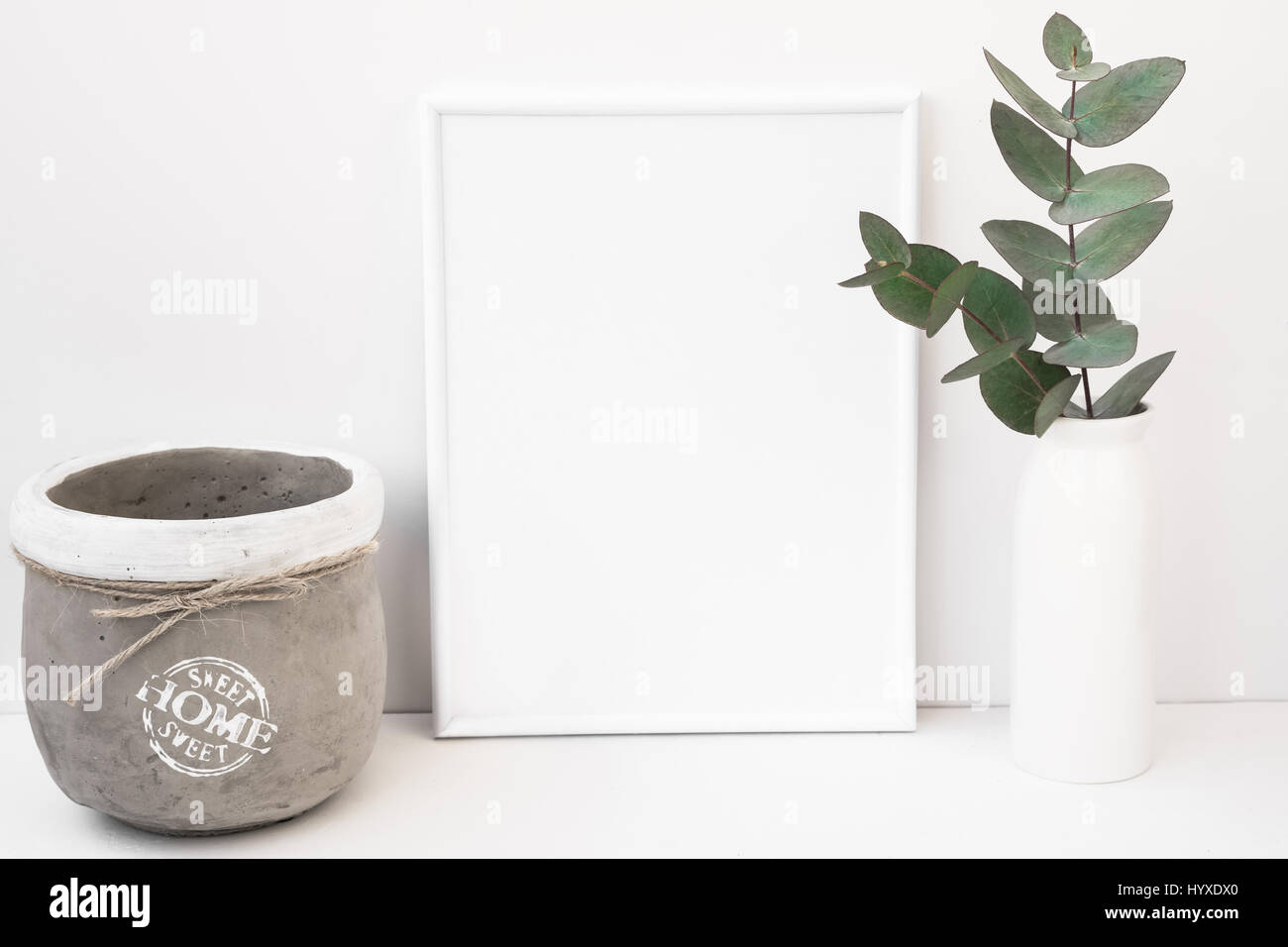 Weißer Hintergrund Rahmen Mockup, grüne Eukalyptus in Keramikvase, Zement Pot Stil Bild für soziale Medien, Produkt-Marketing, blogging Stockfoto