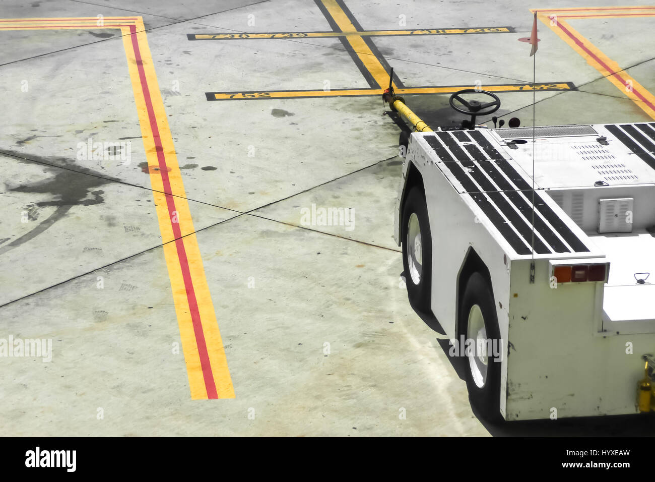 elektrische Flughafen Schlepper Fahrzeug auf einer Startbahn Stockfoto