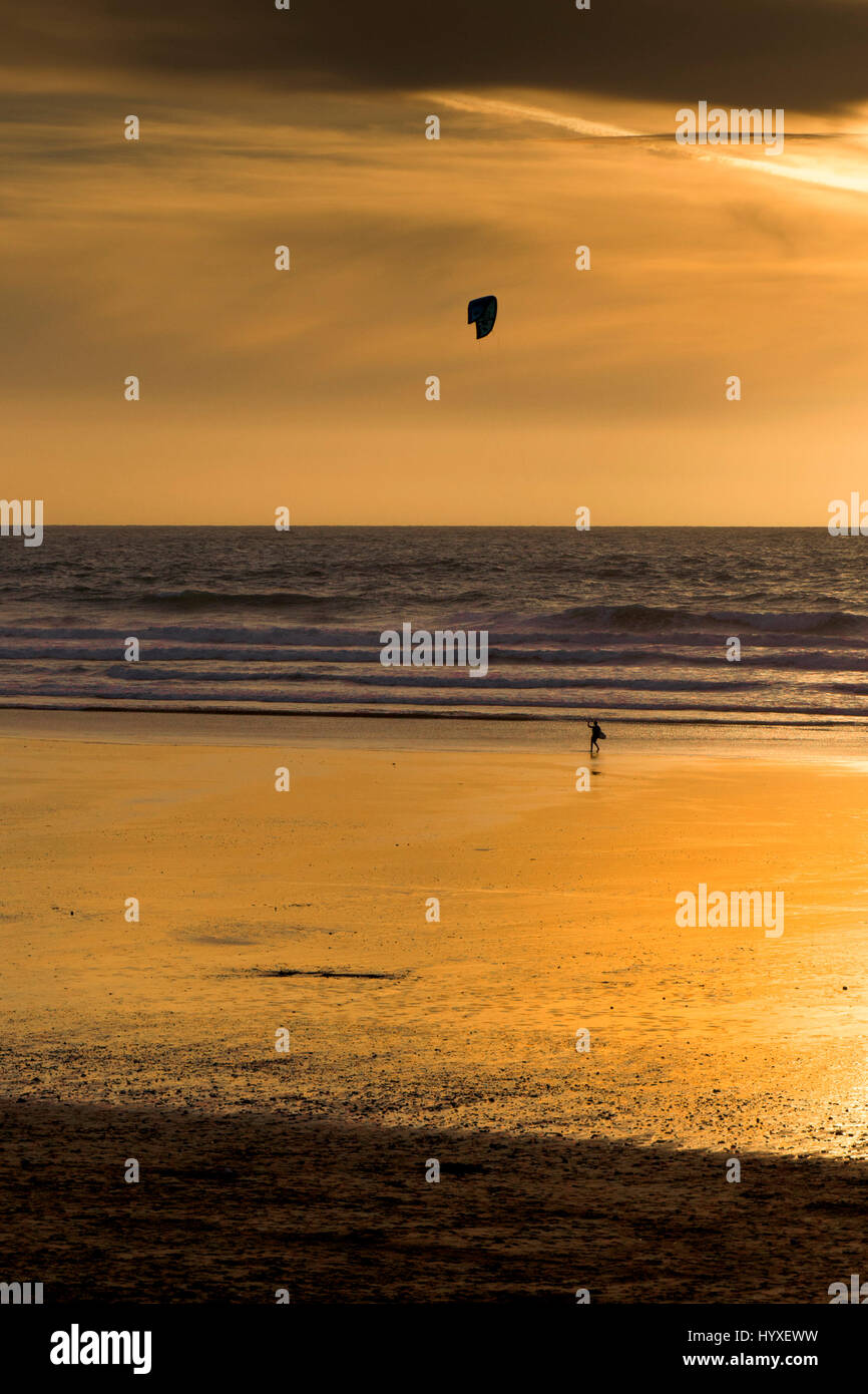 Sonnenuntergang Parasurfer Silhouette am Meer untergehenden Sonne Küste Fistral Strand Abend ausklingen des Tages Dämmerung Meer Ozean Freizeit Tourismus Stockfoto