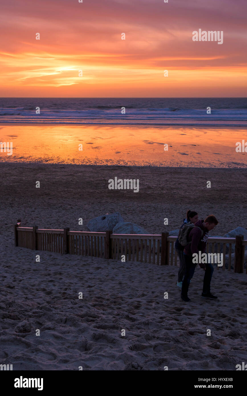 Sonnenuntergang am Meer untergehenden Sonne Küste Fistral Strand Abend ausklingen des Tages Dämmerung Meer Ozean Freizeit Tourismus Touristen Besucher Stockfoto