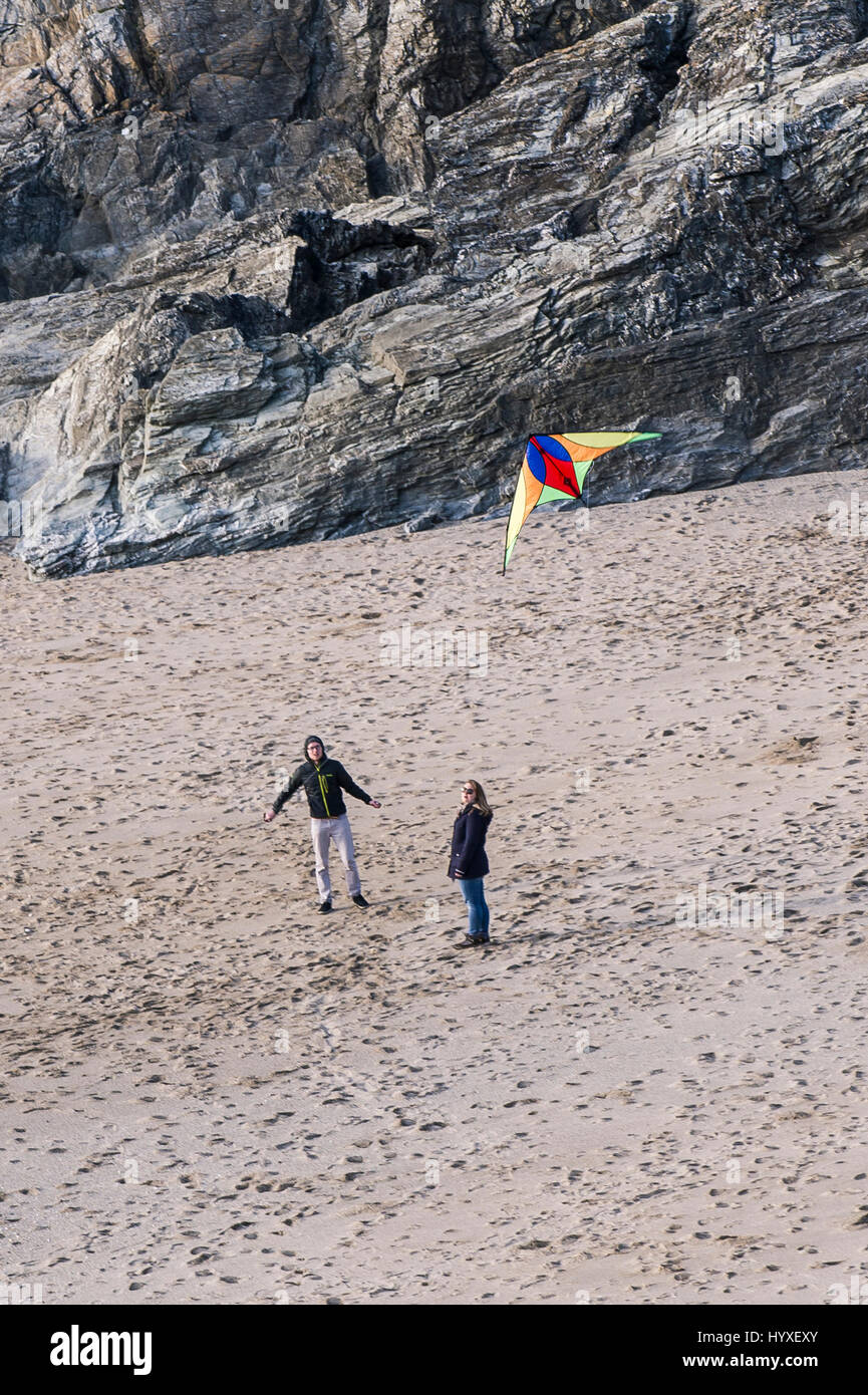 Kite Flyer Kite fliegen kleine Fistral Strand Paar Freizeit Aktivität Stockfoto