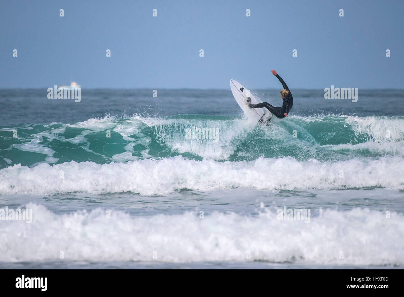 UK Surfen Surfer körperliche Aktivität Wassersport Skill spektakuläre Action Freizeit Lifestyle Freizeit Hobby Gnarly Stockfoto