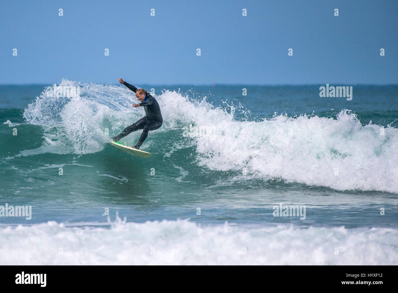 UK Surfen Surfer körperliche Aktivität Wassersport Skill spektakuläre Action Freizeit Lifestyle Freizeit Hobby Gnarly Stockfoto