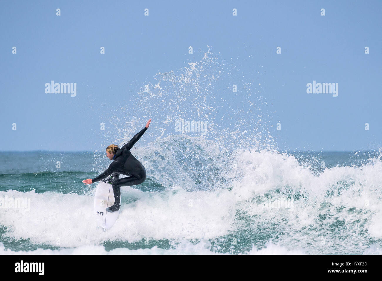 Surfer, Surfen, UK; Cornwall; Wave; Surf Board; Meer; Spray; Wassersport; körperliche Aktivität; Fähigkeit; spektakuläre Aktion; Freizeit; Lebensstil; re Stockfoto