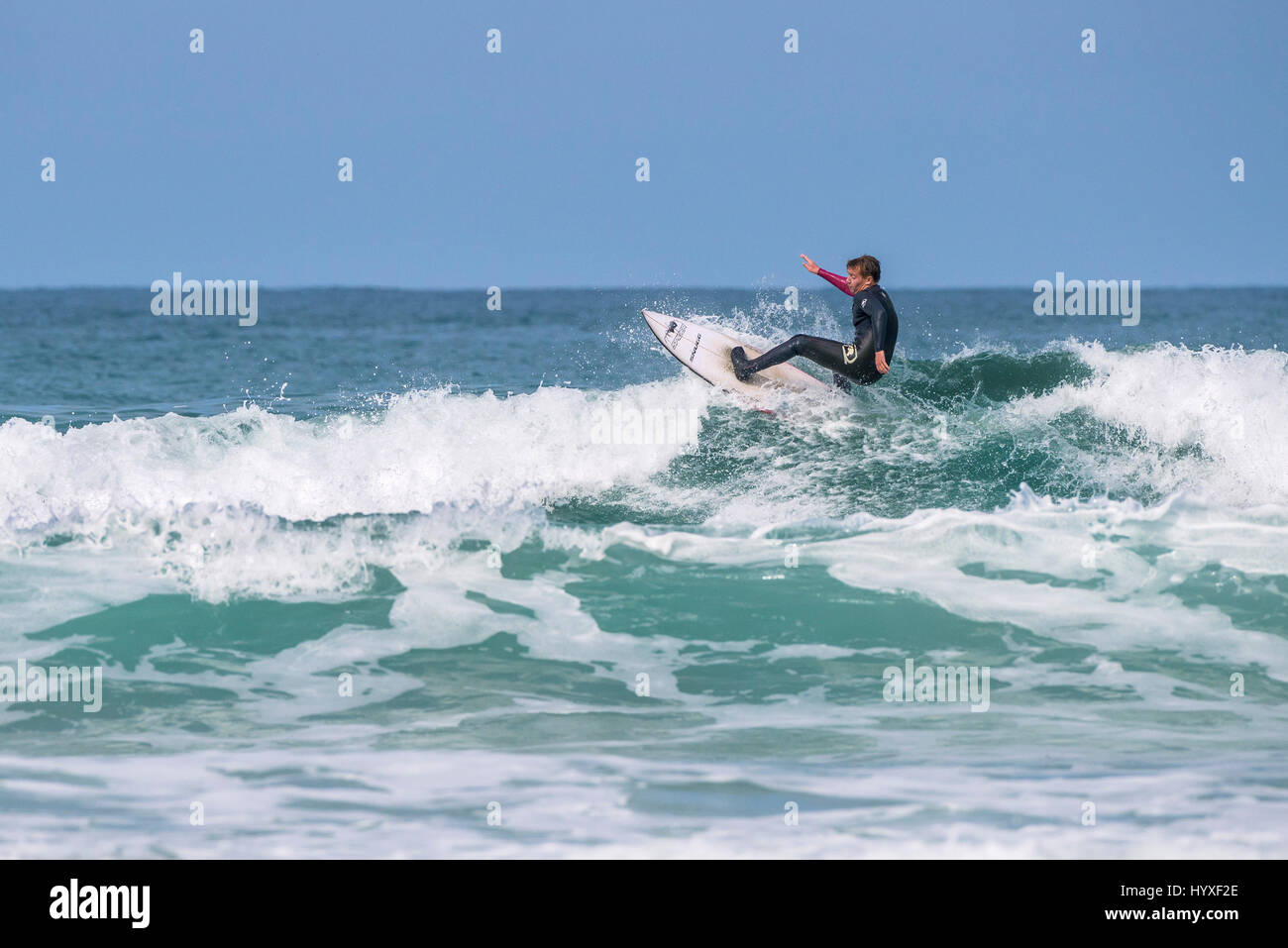 Surfer, Surfen, UK; Cornwall; Wave; Surf Board; Meer; Spray; Wassersport; körperliche Aktivität; Fähigkeit; spektakuläre Aktion; Freizeit; Lebensstil; re Stockfoto