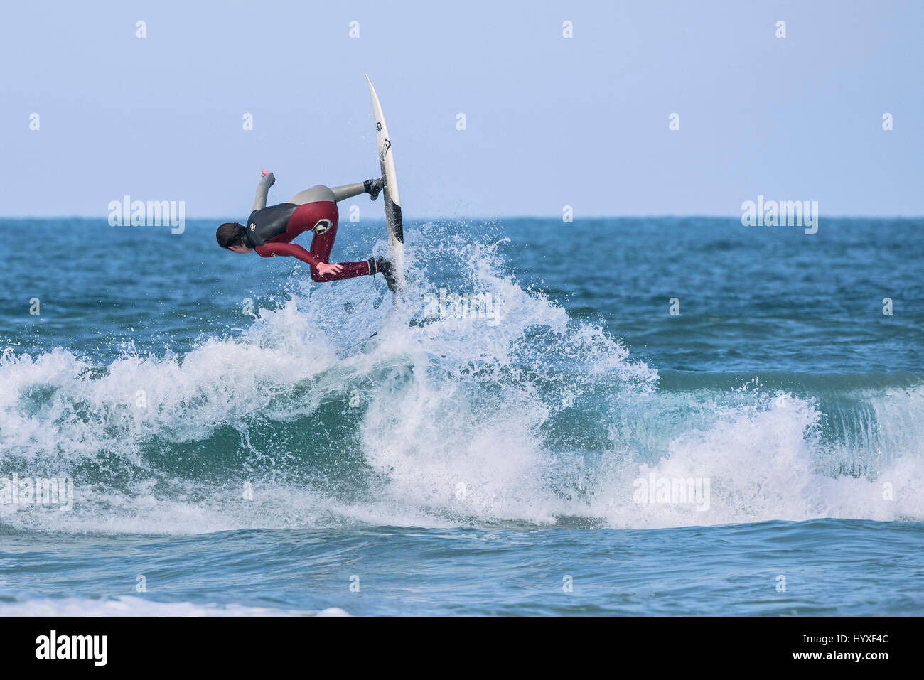 UK Surfen Surfer körperliche Aktivität Wassersport Skill spektakuläre Action Freizeit Lifestyle Freizeit Hobby Gnarly Stockfoto