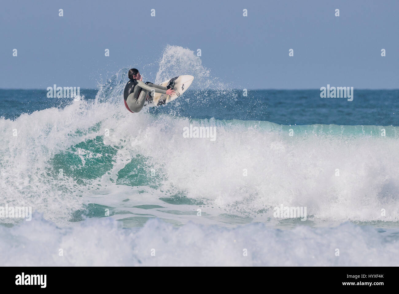 Surfer; Surfen; Welle; Surfbrett; Meer; Spray; Watersport; Körperliche Aktivität; Skill; Spektakuläre Action; Freizeitbeschäftigung; Lebensstil; Erholung; Themenausstellungen Stockfoto