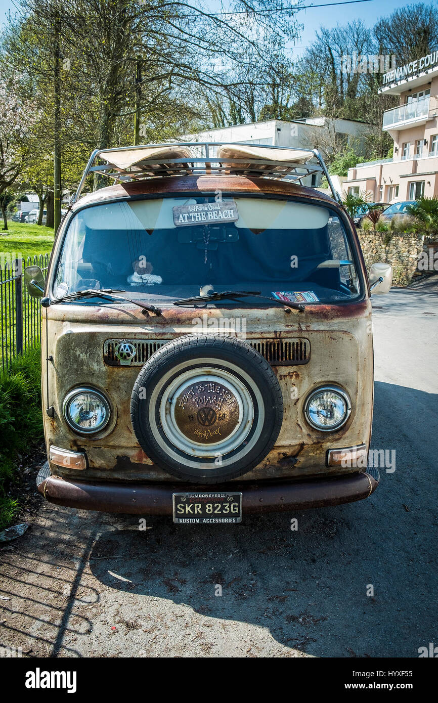 VW Camper Van Campervan Rusty Rust Charakter Lifestyle-Fahrzeug geparkt Straße Newquay Cornwall Stockfoto