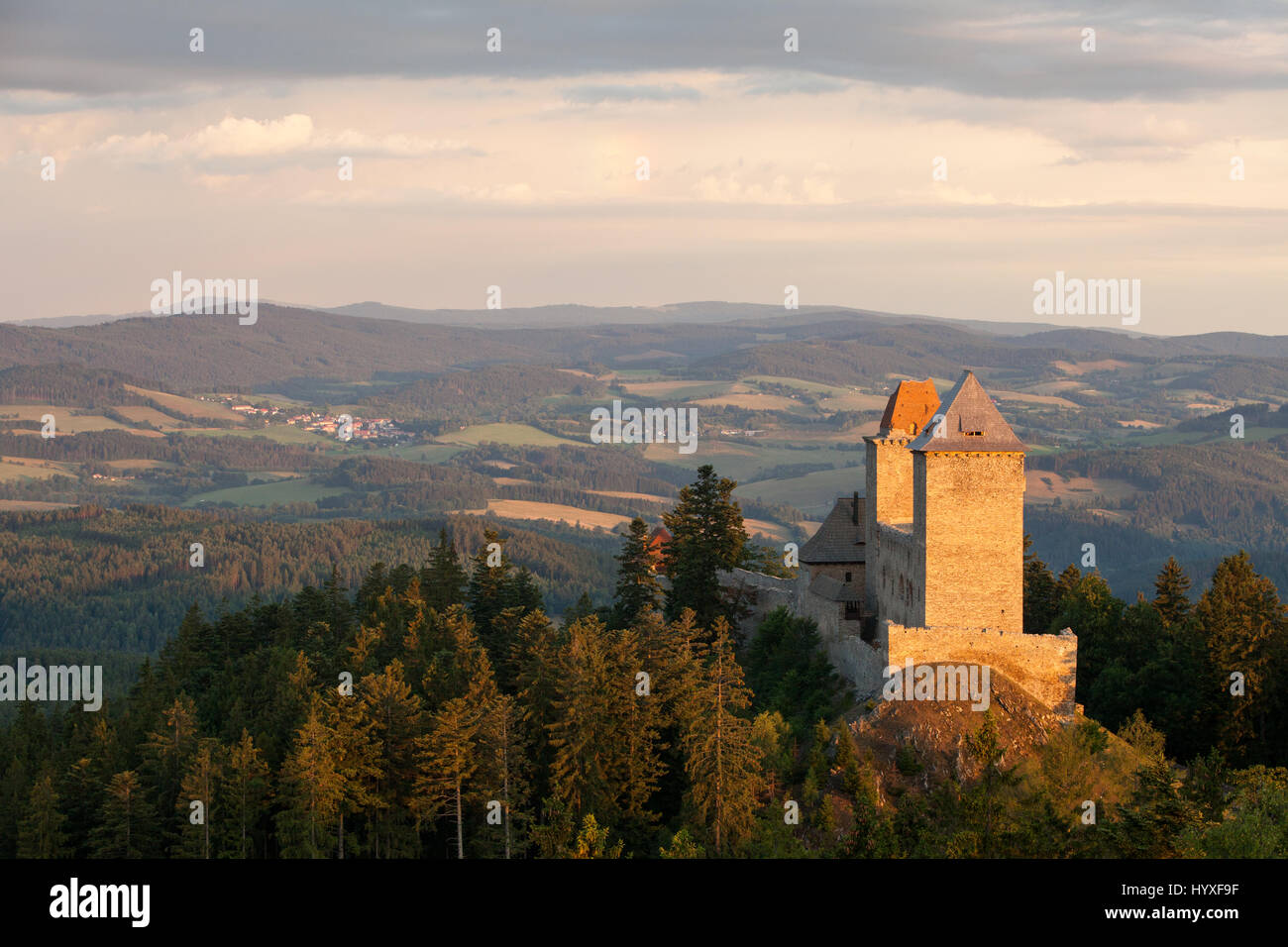 Eine Luftaufnahme der Burg Kasperk, Böhmerwald und der Landschaft im Böhmerwald. Stockfoto