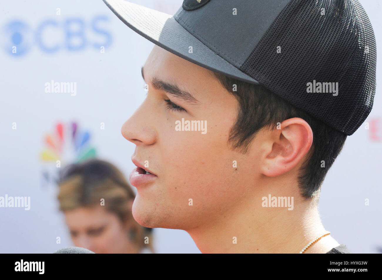 Sänger Austin Mahone erreichen die Bildungsinitiative denken It Up für Lehrer und Schüler, hosted by Entertainment Industry Foundation Barker Hangar am 11. September 2015 in Santa Monica, Kalifornien. Stockfoto