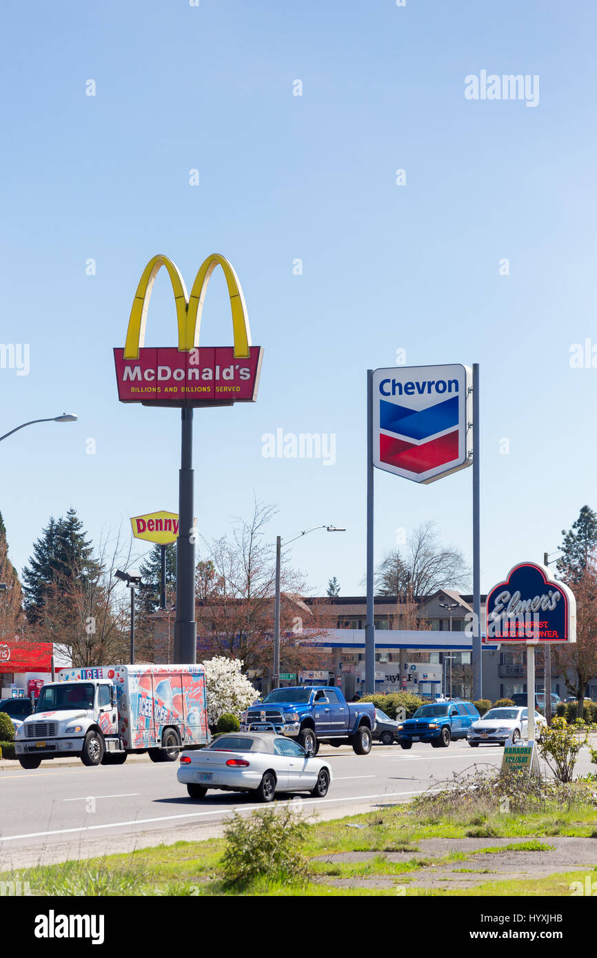 SPRINGFIELD, OR - 31. März 2017: McDonalds und Chevron Tankstelle Zeichen direkt neben einander im Bereich Gateway von Springfield Oregon. Stockfoto