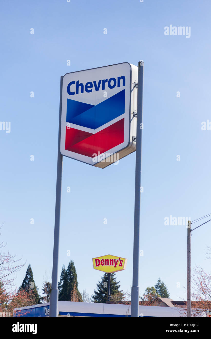 SPRINGFIELD, OR - 31. März 2017: Chevron Tankstelle Schild am Tor in Springfield, Oregon. Stockfoto
