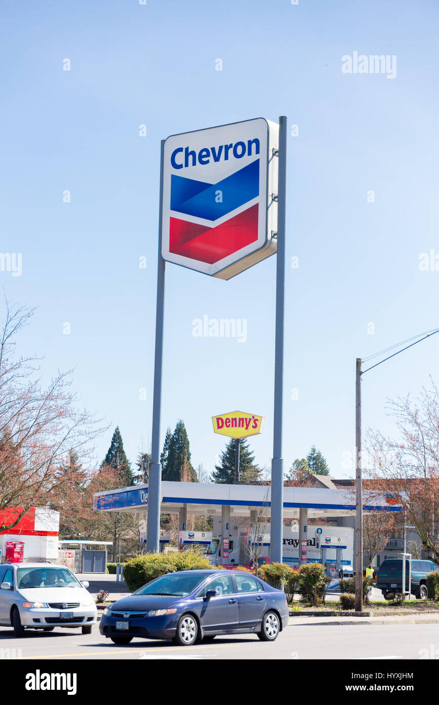 SPRINGFIELD, OR - 31. März 2017: Chevron Tankstelle Schild am Tor in Springfield, Oregon. Stockfoto