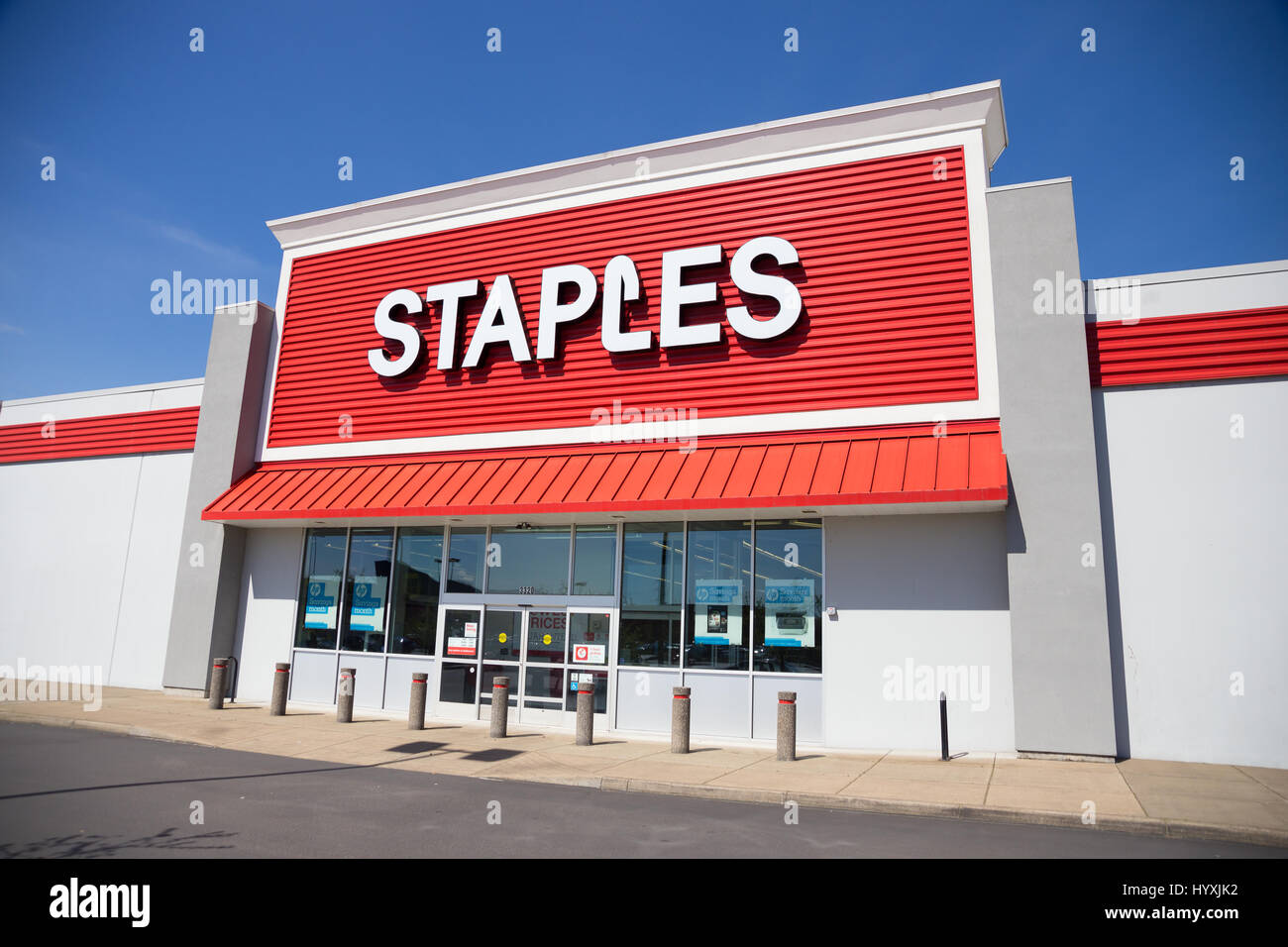 SPRINGFIELD, OR - 31. März 2017: Staples Retail Geschäft in Springfield Oregon neben der Gateway Mall. Stockfoto