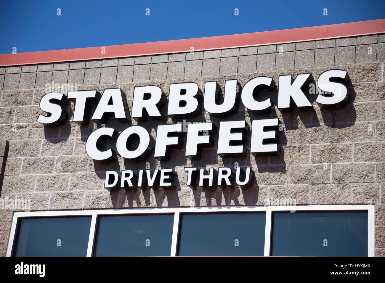 SPRINGFIELD, OR - 31. März 2017: Starbucks Fahrt durch Coffee-Shop-Schaufenster in Springfield Oregon neben dem Gateway Mall und Interstate 5. Stockfoto