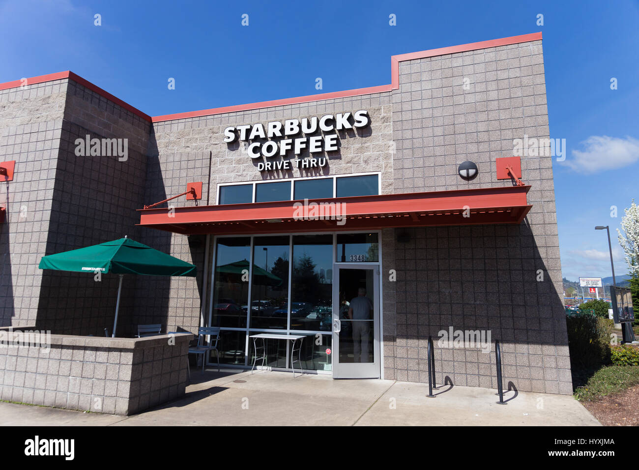 SPRINGFIELD, OR - 31. März 2017: Starbucks Fahrt durch Coffee-Shop-Schaufenster in Springfield Oregon neben dem Gateway Mall und Interstate 5. Stockfoto