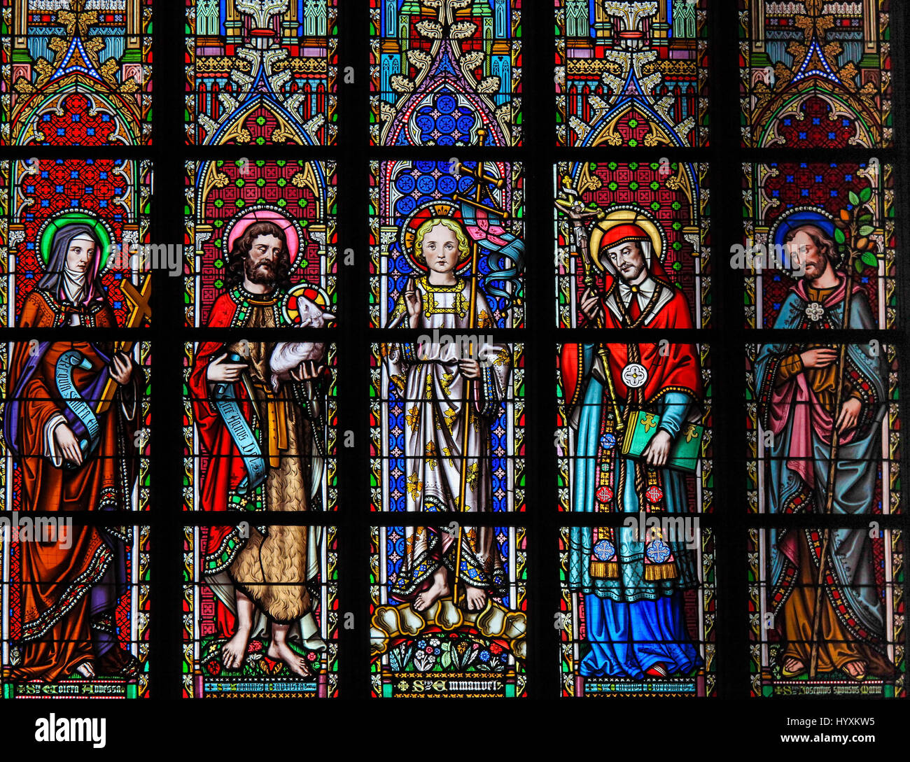 Glasfenster in der Kirche unserer lieben Frau von Sablon in Brüssel, Belgien, abbildenden Heiligen Colette, Johannes der Täufer, Emmanuel, Carolus Borr Stockfoto