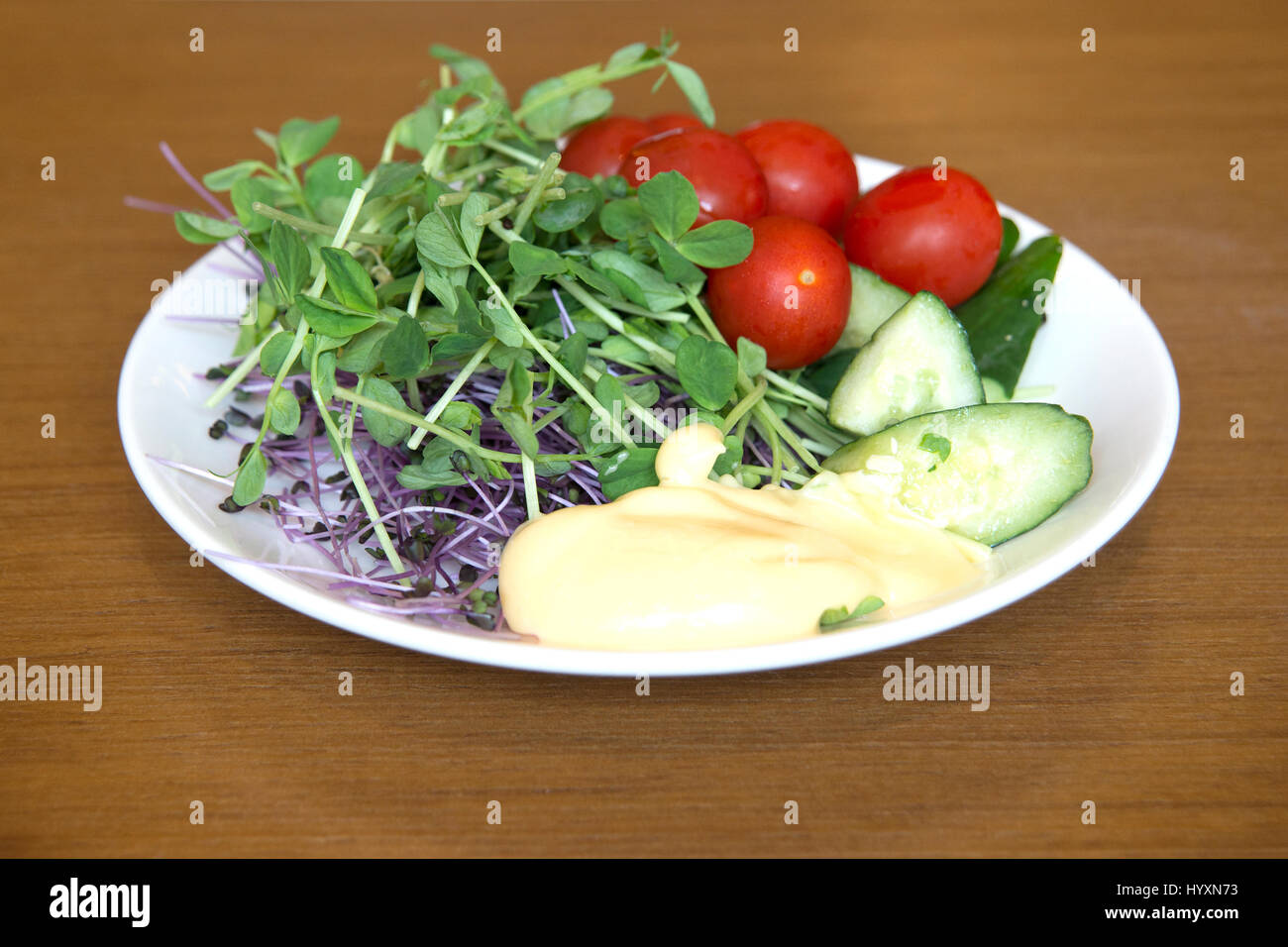 Salat aus frischem Gemüse oder Lebensmittel für eine bessere Gesundheit auf Holztisch. Stockfoto