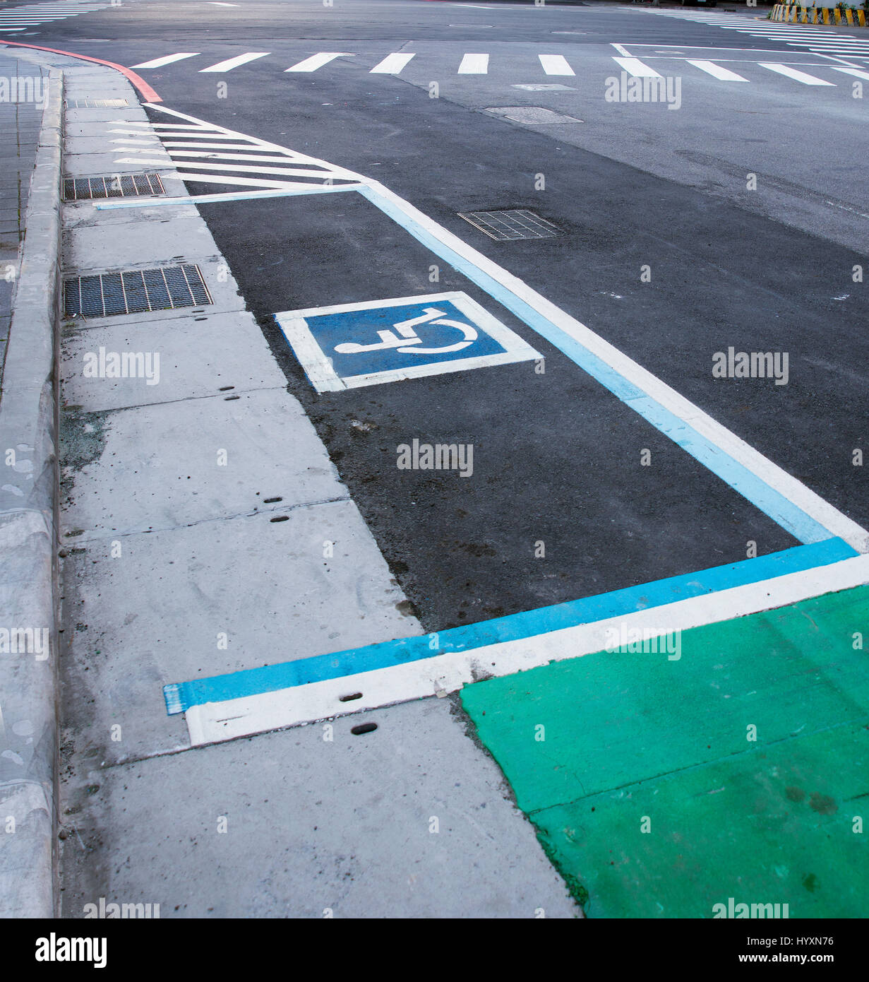 Parkplätze für behinderte Menschen in Großstädten. Stockfoto