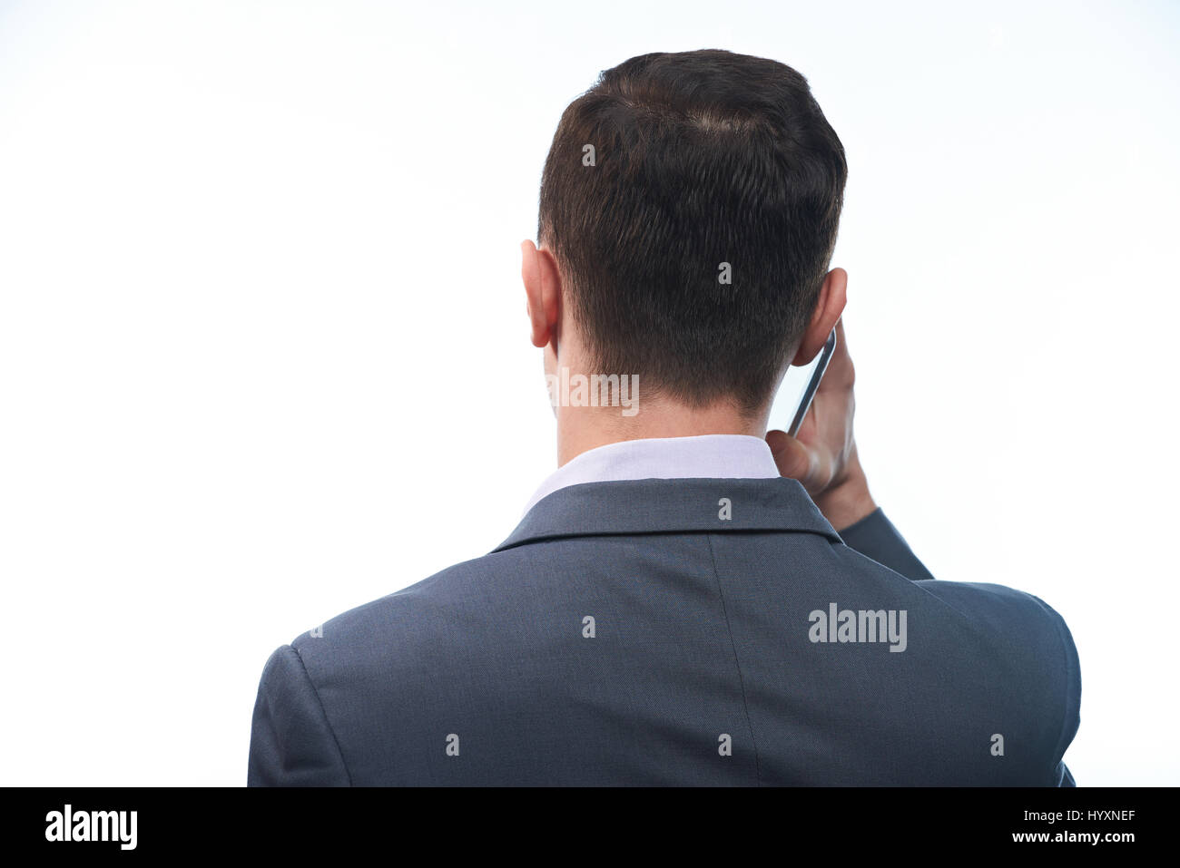 Mann-Vortrag über Smartphone-Nahaufnahme von hinten isoliert auf weißem Hintergrund Stockfoto