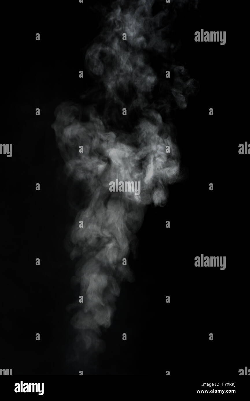 Weißer Rauch auf schwarzem Hintergrund Stockfoto
