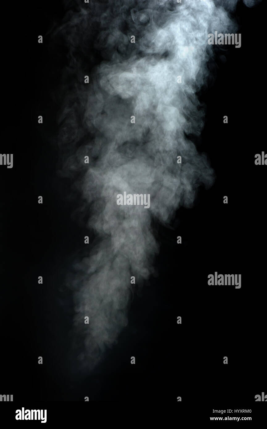 Weißer Rauch auf schwarzem Hintergrund Stockfoto