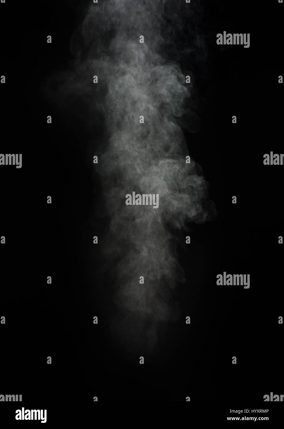 Abstrakte weißer Rauch auf schwarzem Hintergrund Stockfoto