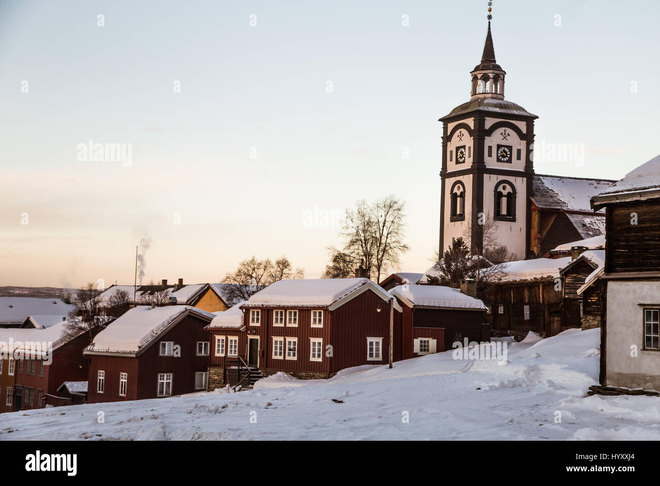 Ein schöner Morgen Panorama einer norwegischen Kleinstadt Roros in Snoy Wintertag Stockfoto