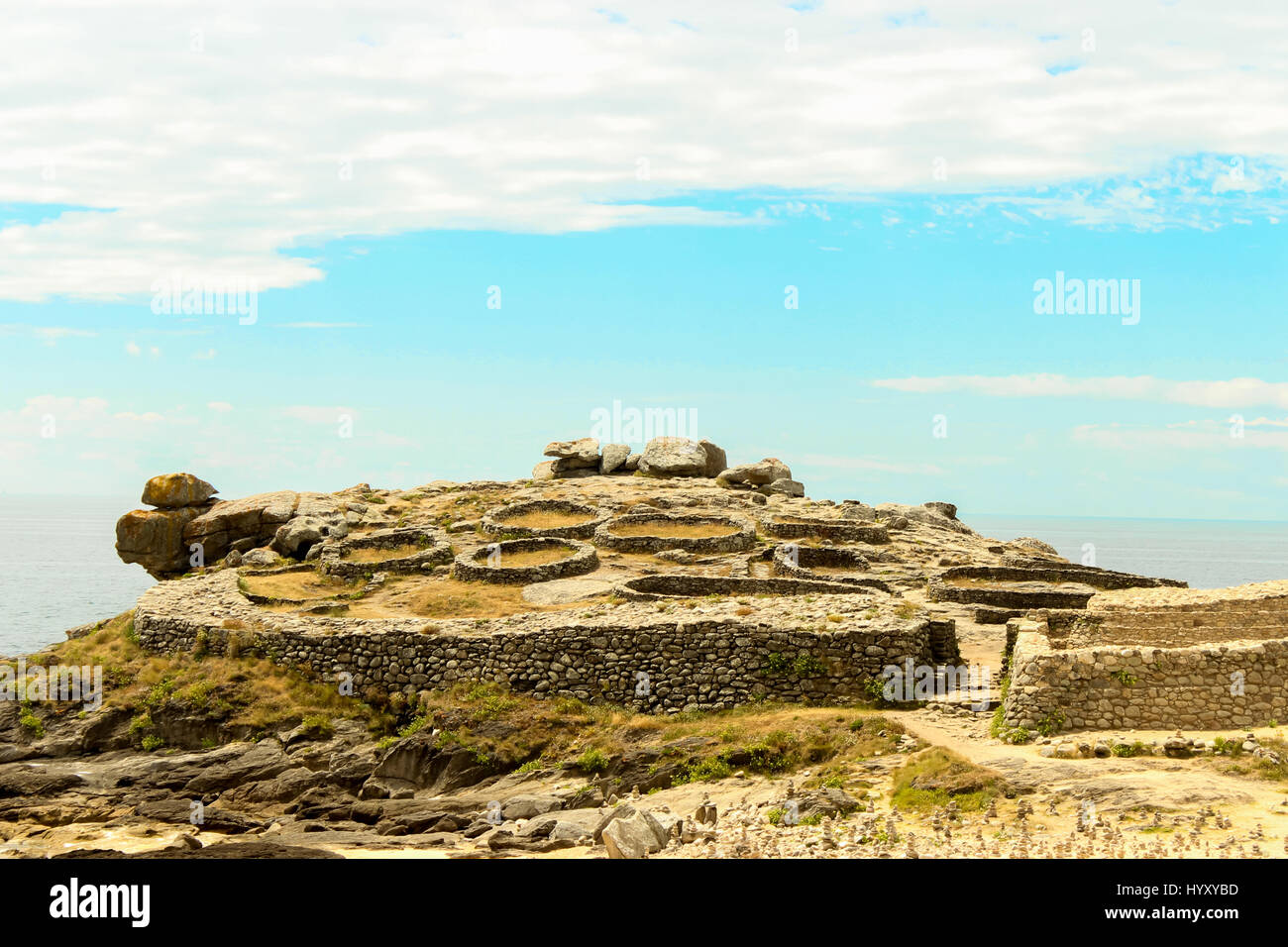 Panoramablick auf die Castro de Barona, eine Festung befindet sich in A Coruna, Galicien. Die Halbinsel wurde aus dem ersten Jahrhundert v. Chr. bis ins erste Jahrhundert bewohnt. Stockfoto