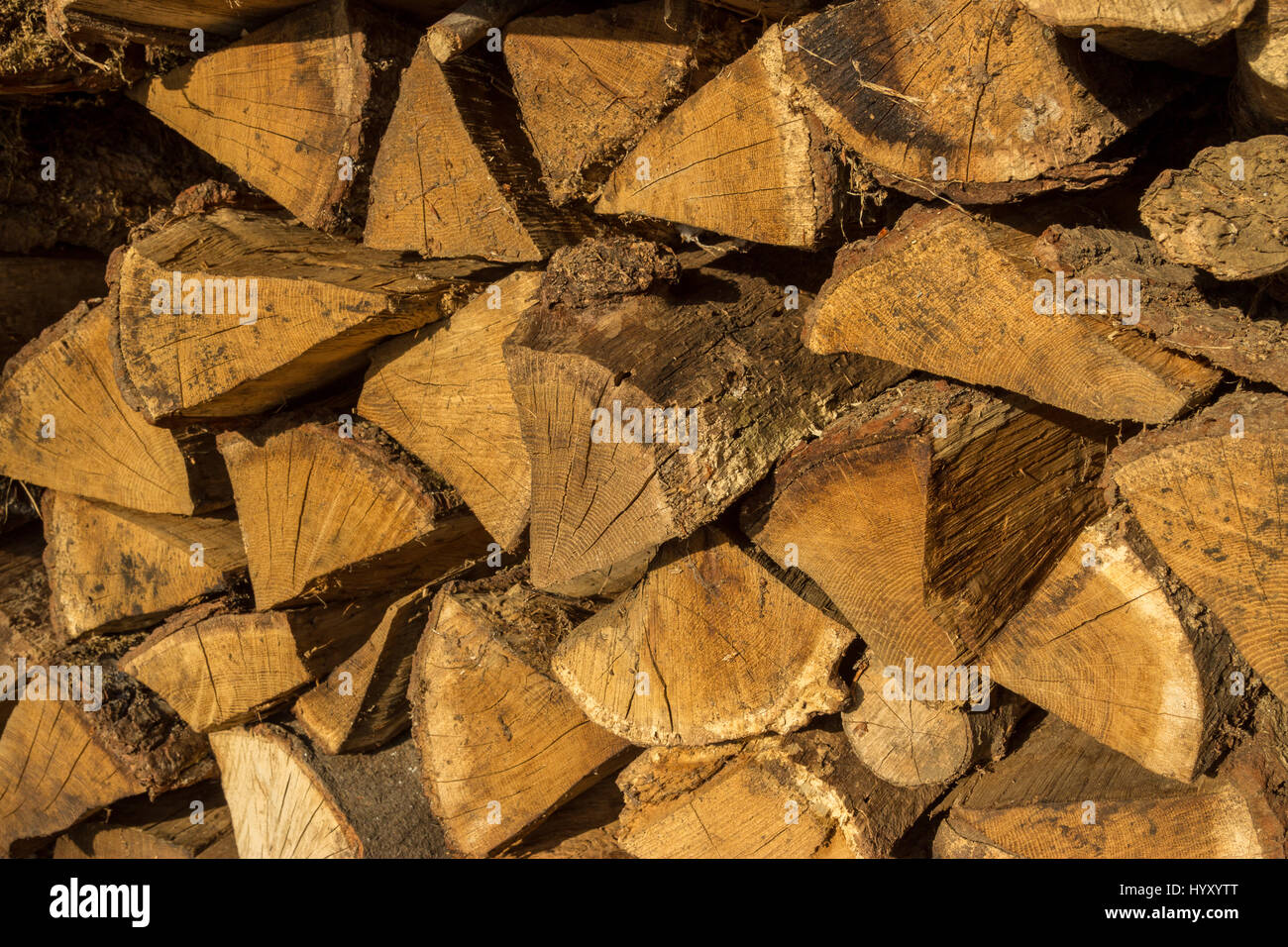 Stapel Brennholz - Holz abstrakten Hintergrund. Outdoor-Rack mit Brennholz-Protokollen. Stockfoto