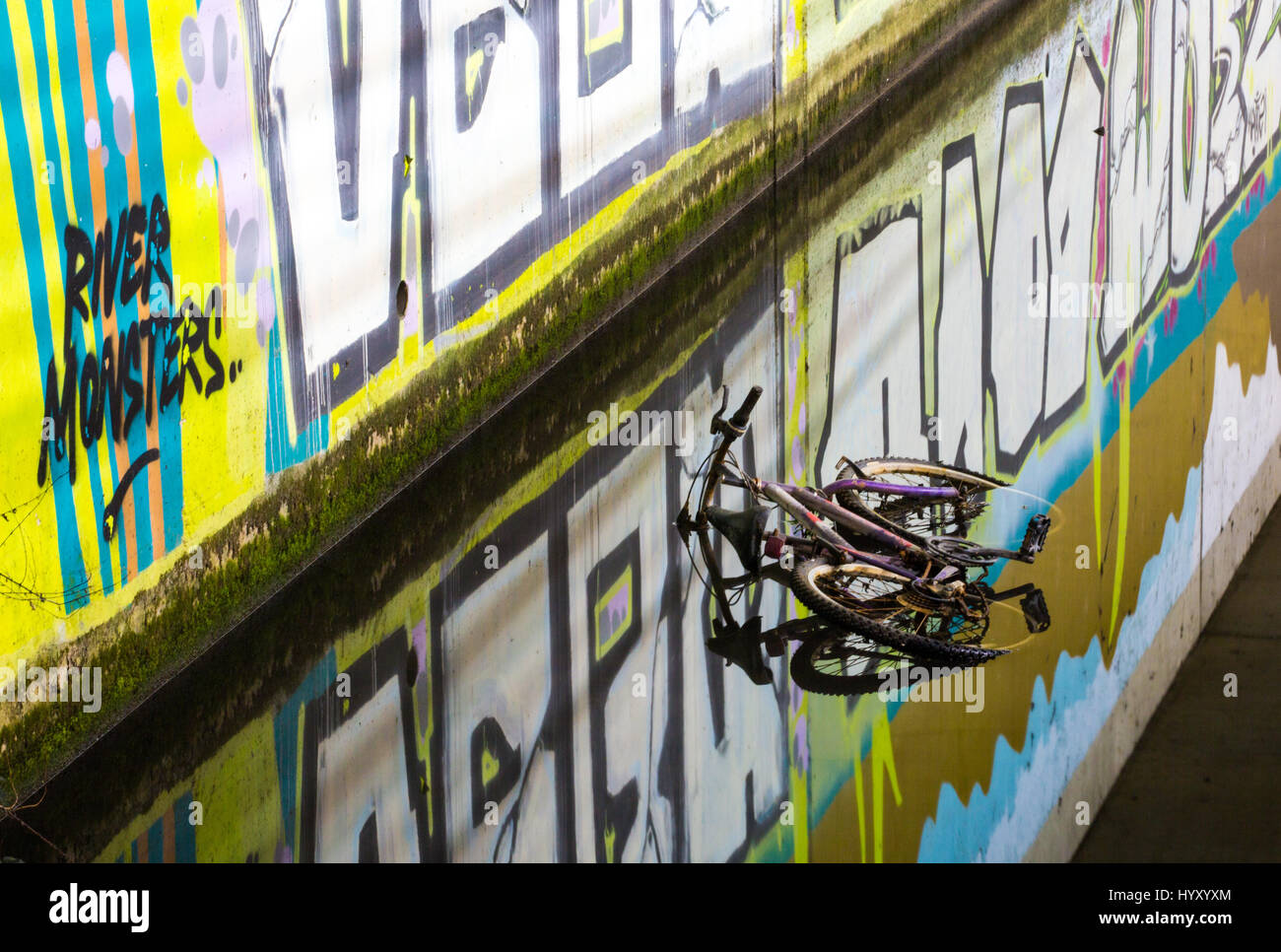 Verlassene Fahrrad in überflutete Metro Stockfoto