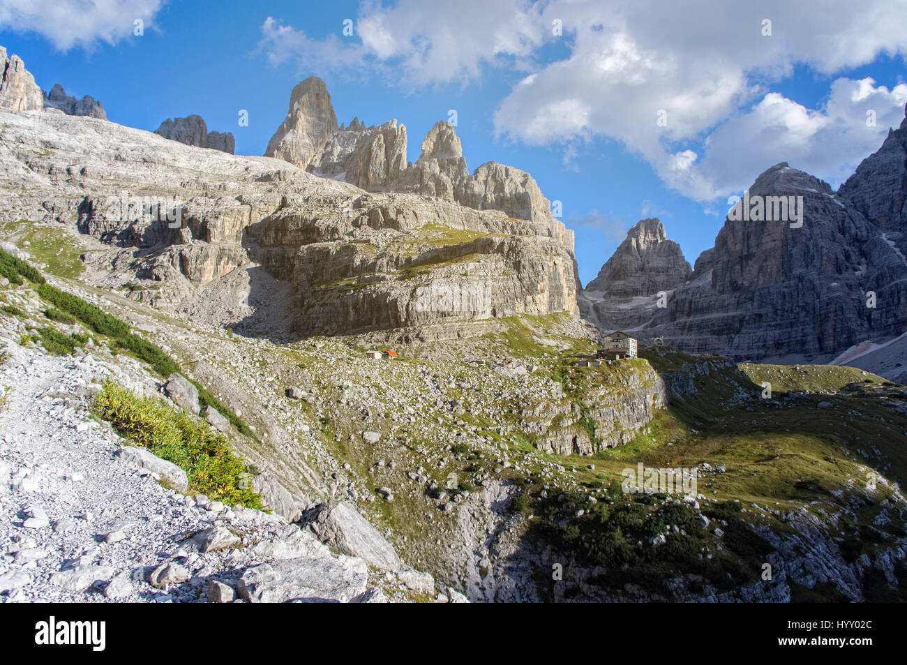 Berghütte. Sonnenschein. blauer Himmel Klettersteig Stockfoto