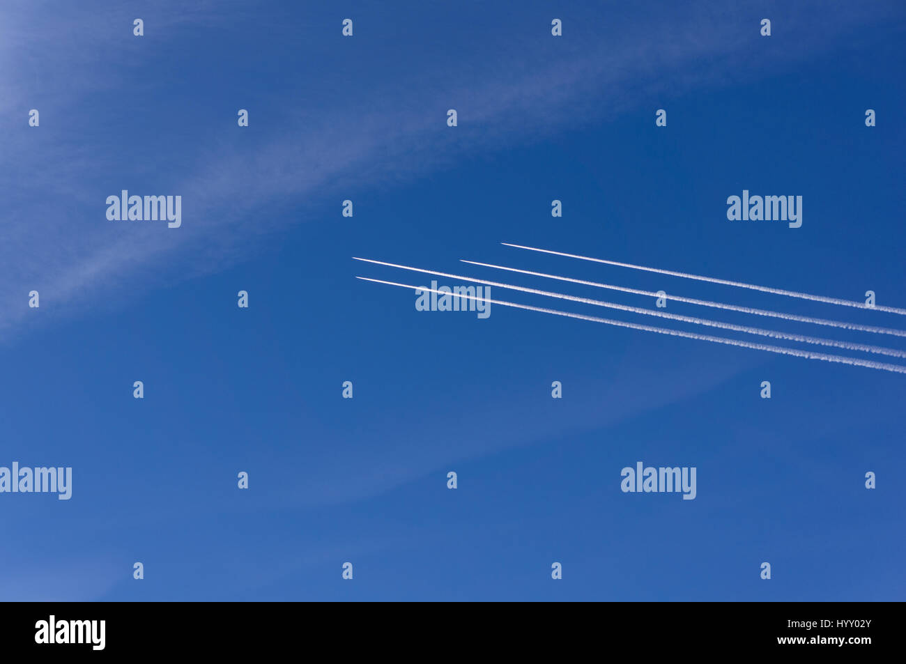 Flugzeuge über Europa. blauer Himmel. 4 Flugzeuge in die gleiche Richtung. Stockfoto