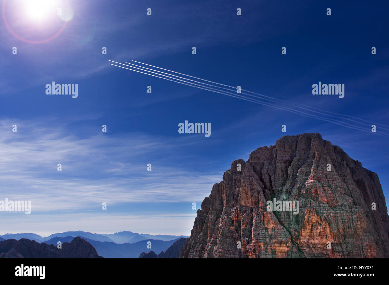 Flugzeuge über Europa. blauer Himmel. 4 Flugzeuge in die gleiche Richtung. Stockfoto