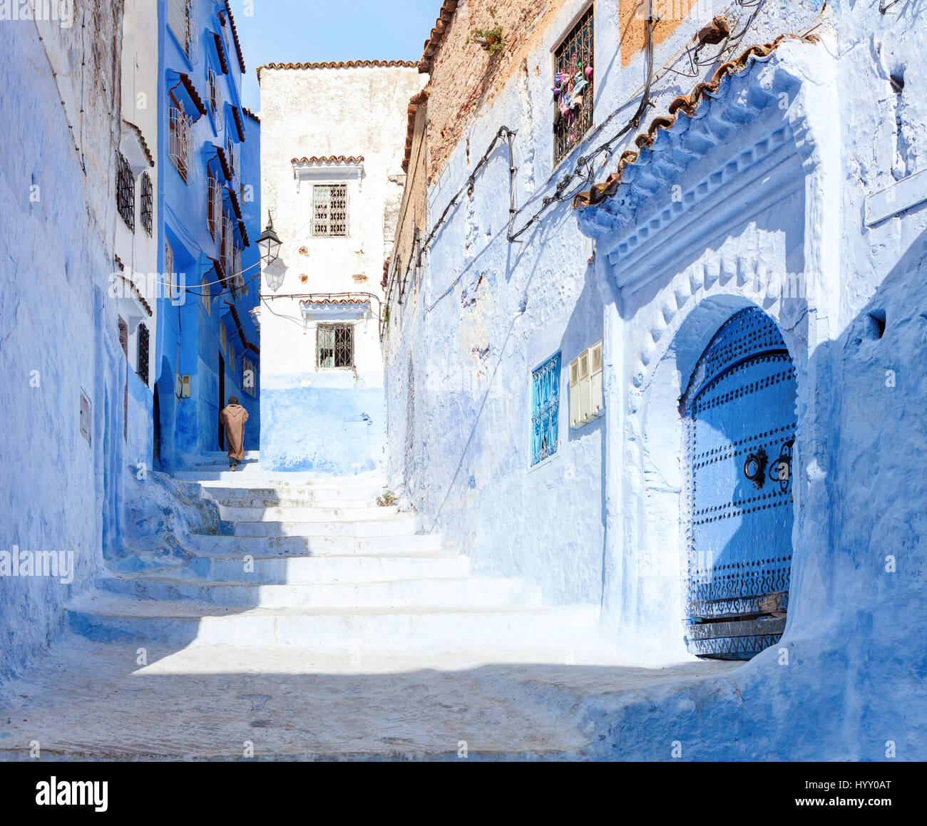 Alte Gasse in Medina am sonnigen Morgen, Chefchaouen, Marokko Stockfoto